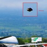 E con Obama appare anche l'UFO all'aeroporto